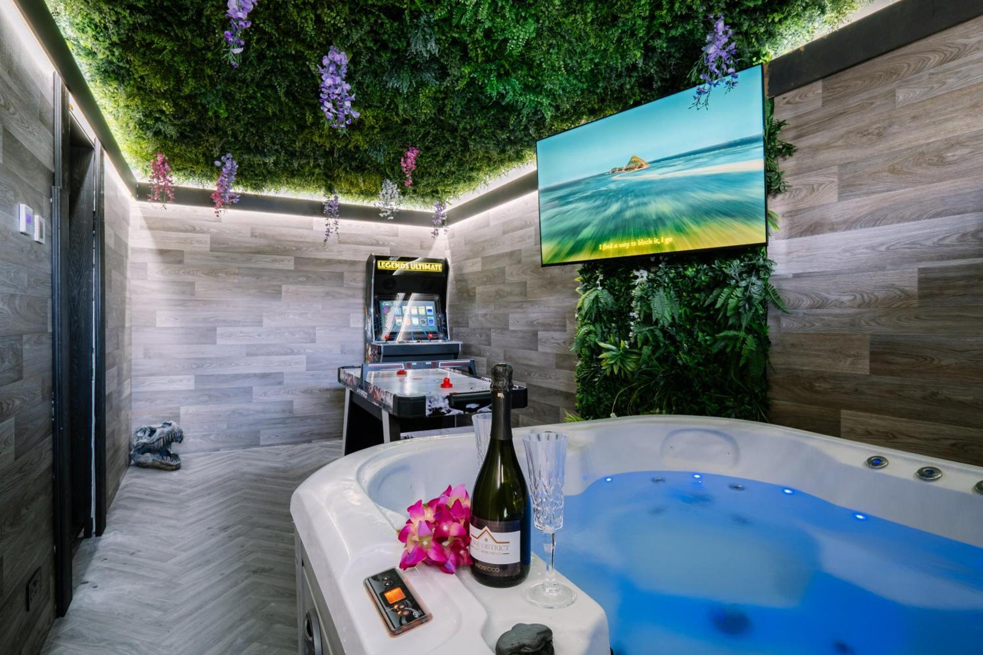 Rockside - Luxury 1 Bedroom Home With Hot Tub, Central Location, Parking And Pet Friendly Windermere Extérieur photo